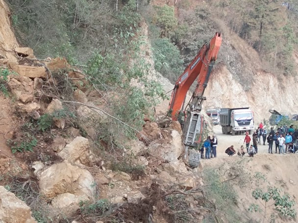 सुक्खा पहिरो खस्दा एस्काभेटर पुरियो, दाङ-सल्यान सडकखण्ड अवरुद्ध
